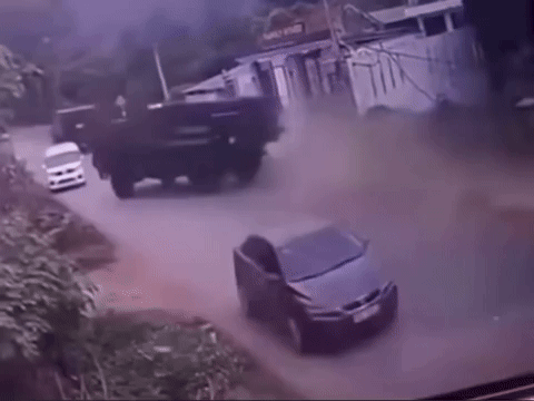 Ô tô con bị đè nát bét, tài xế tử vong
