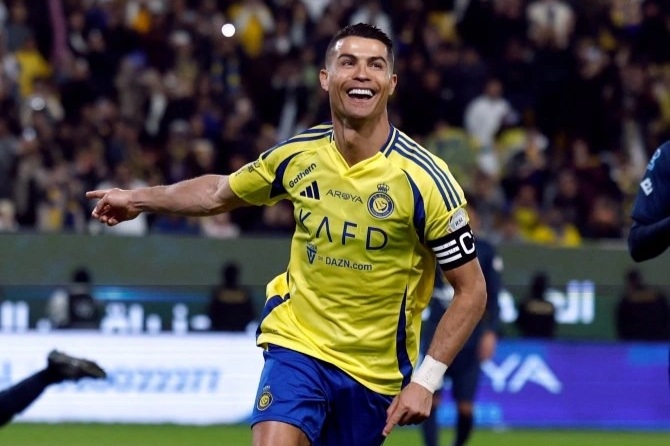 Ronaldo lập cột mốc không tưởng trong sự nghiệp