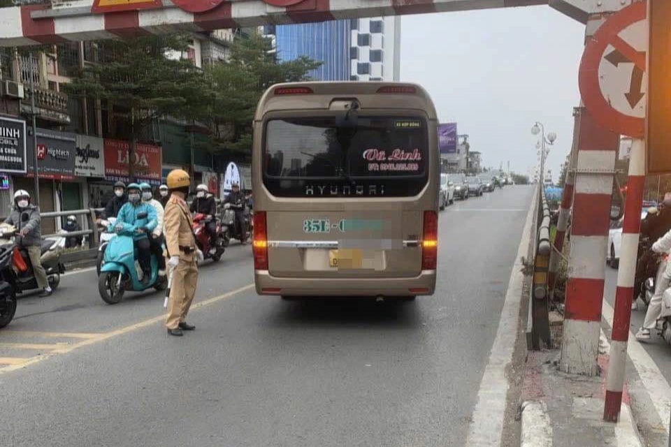 CSGT Hà Nội giải cứu xe khách mắc kẹt trên cầu vượt Tây Sơn