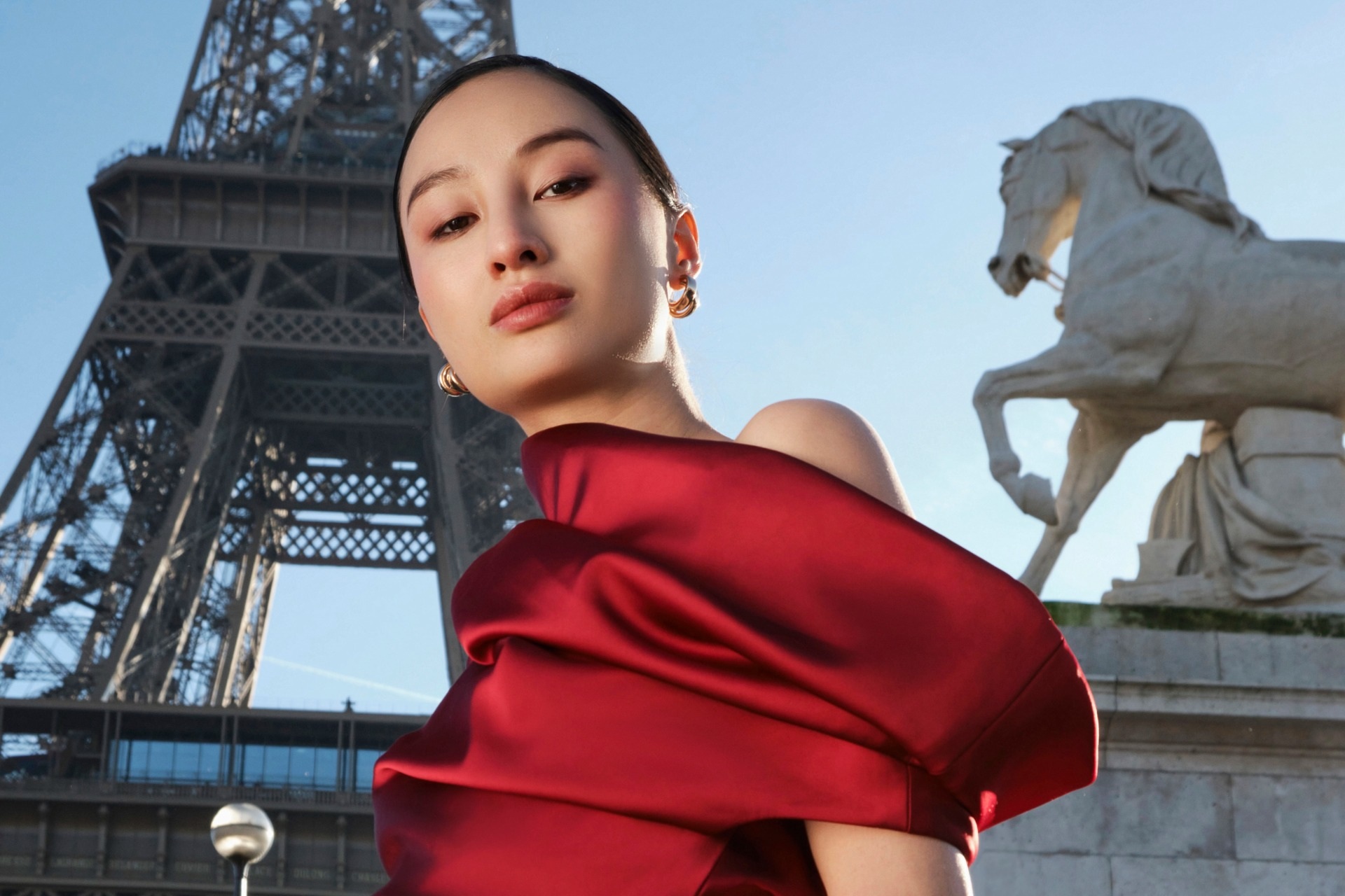 Con gái đạo diễn Trần Anh Hùng hóa "nàng thơ" trên đường phố Pháp