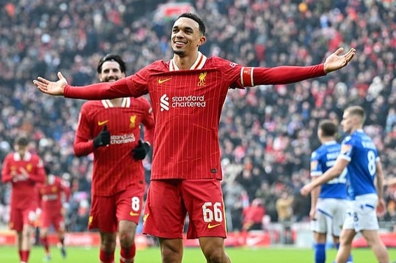Alexander-Arnold tạo siêu phẩm giúp Liverpool thắng "4 sao"