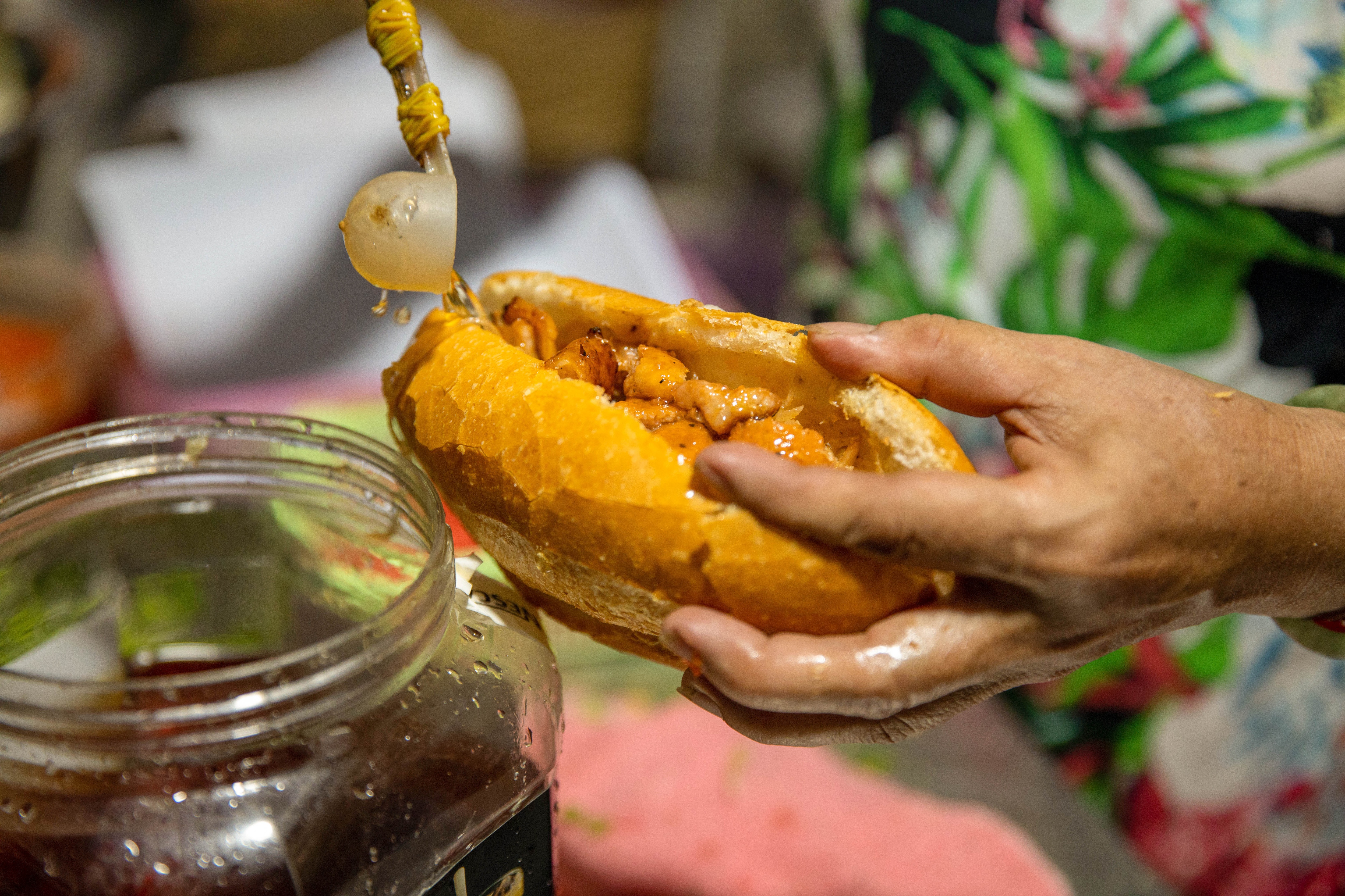 Sau khi ăn bánh mì, 32 người nhập viện cấp cứu