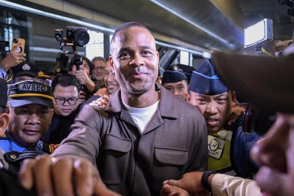 HLV Patrick Kluivert được chào đón khi đến Indonesia