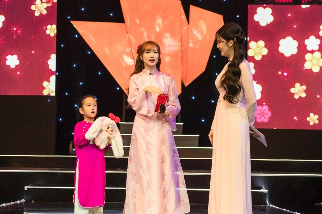NSND Minh Hòa, Hòa Minzy xúc động khi ghi hình "Gala Việc tử tế Tết 2025"