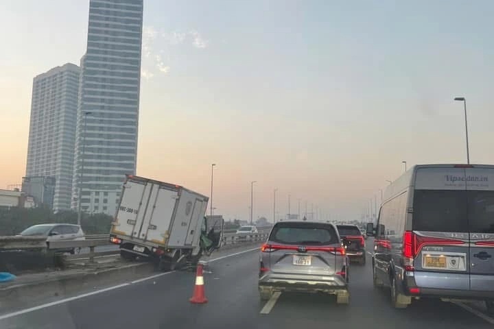 Hà Nội: Tai nạn gần cầu Nhật Tân, 3 người tử vong