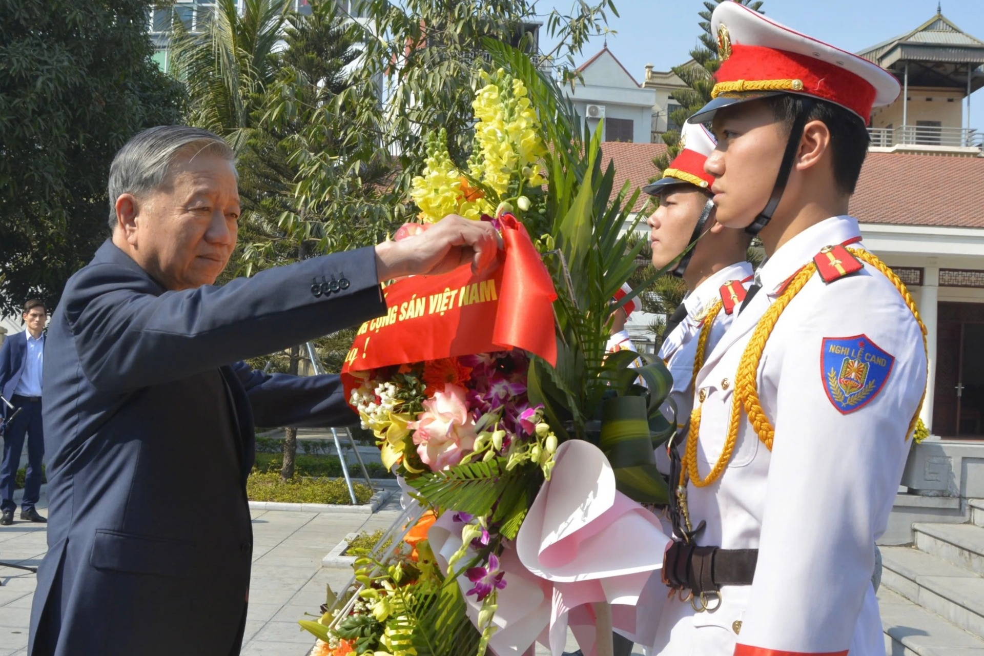 Tổng Bí thư Tô Lâm dâng hương tưởng niệm Tổng Bí thư Nguyễn Văn Cừ