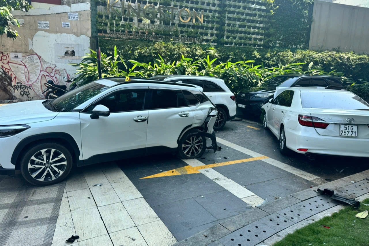 Ô tô tông hơn 10 xe ở cửa ngõ sân bay Tân Sơn Nhất