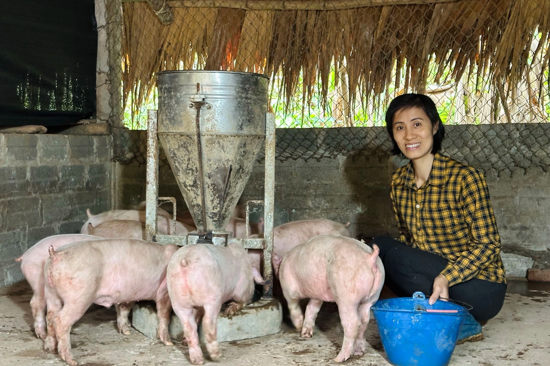 Nụ cười giản dị của người phụ nữ "gánh cả bầu trời"