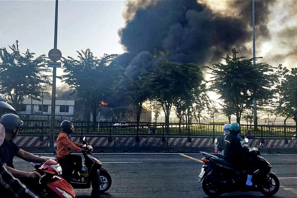 Cháy kho vải ở TPHCM, cột khói bốc cao cuồn cuộn
