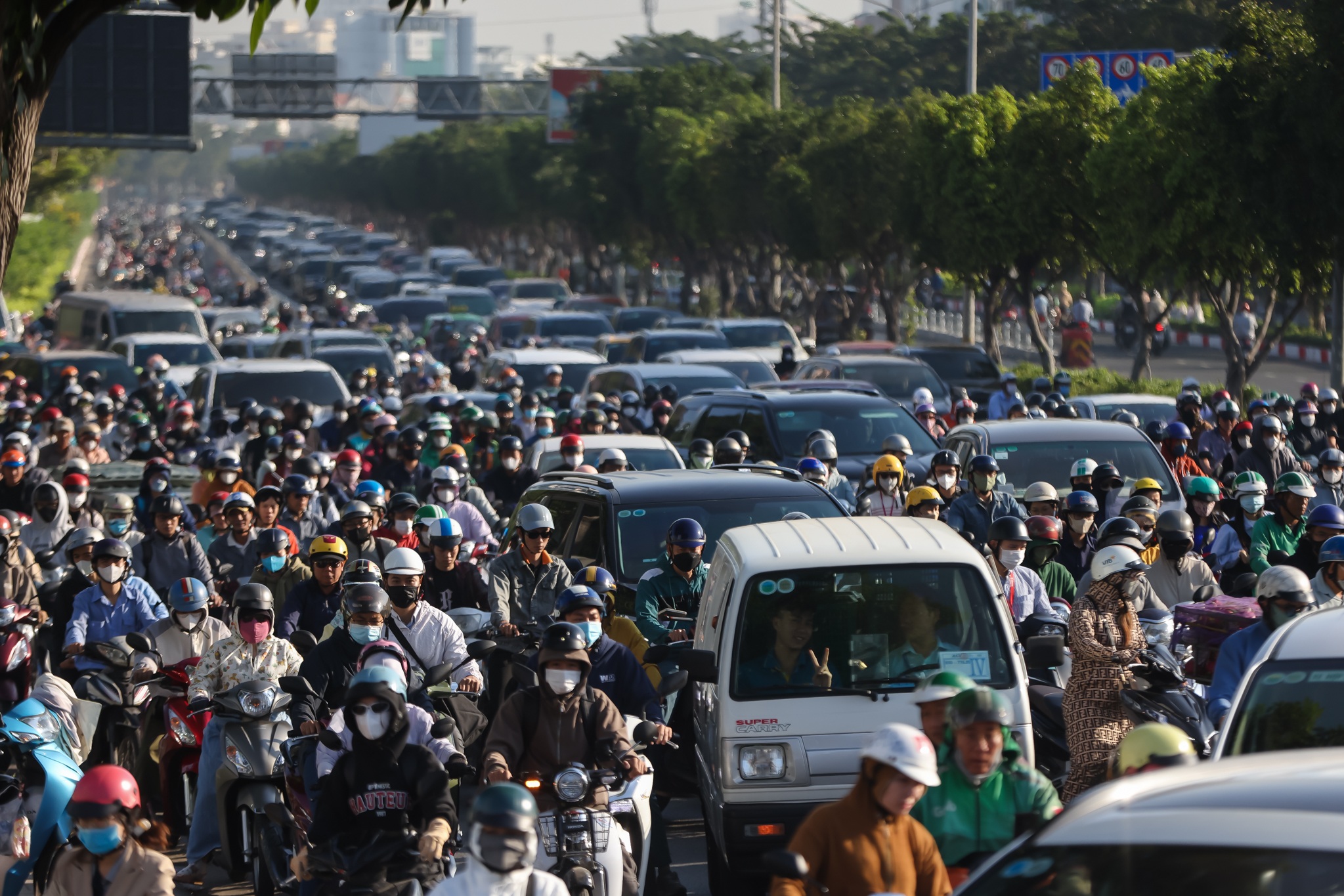 Kẹt xe "không lối thoát" ở TPHCM trong sáng đầu tuần