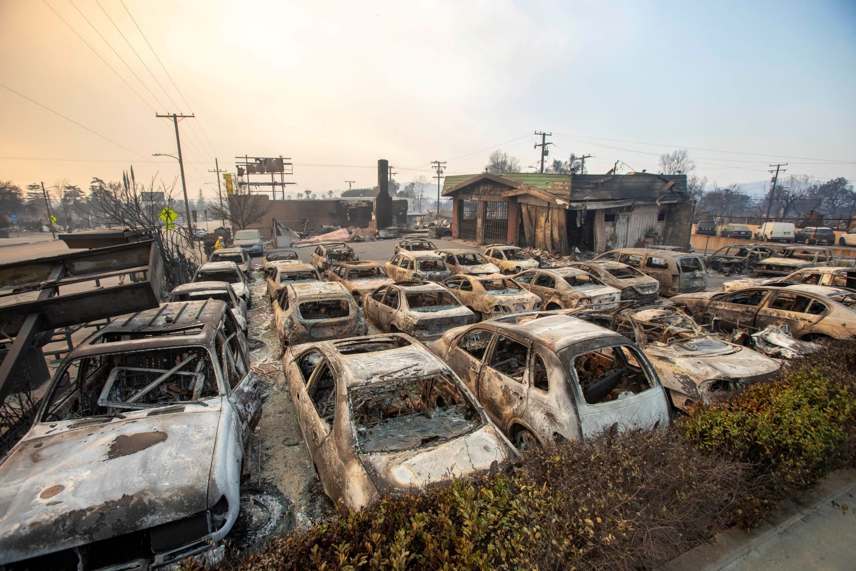 Cận cảnh những khu dân cư bị thiêu rụi trong "bão lửa" California