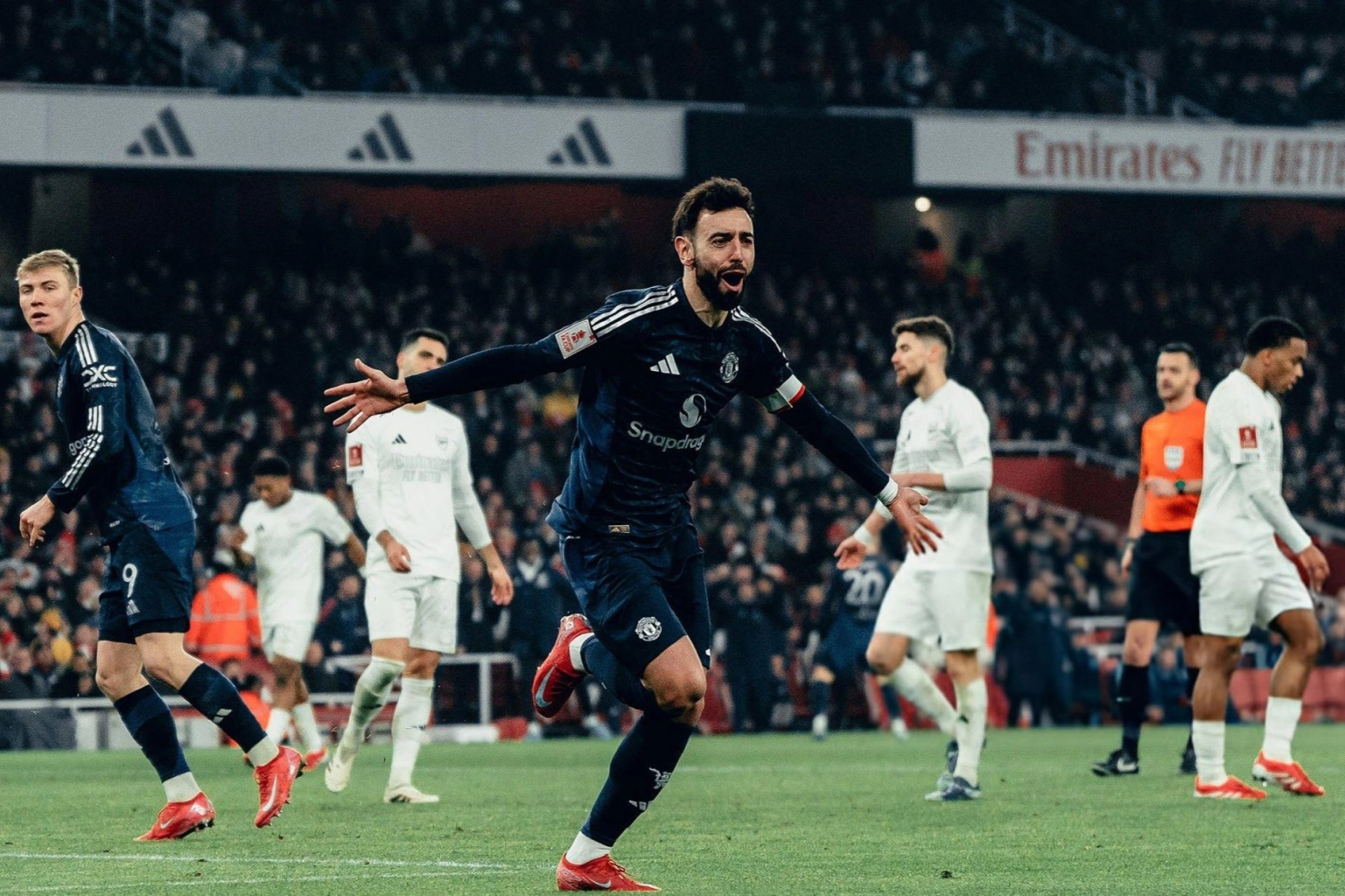 Man Utd đánh bại Arsenal dù thi đấu thiếu người