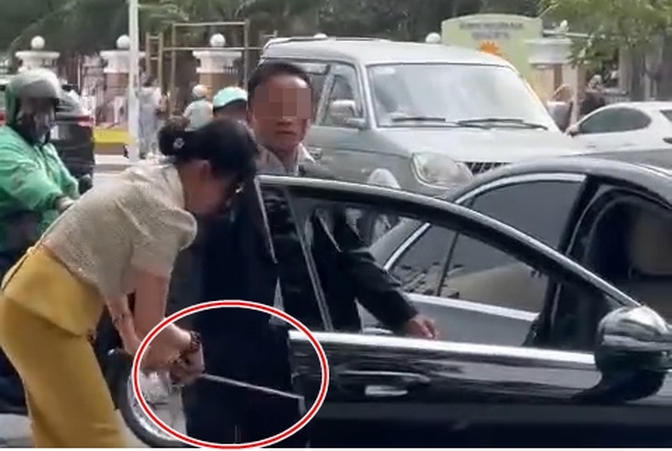Hé lộ về doanh nghiệp của doanh nhân đi Mercedes rút kiếm dọa phụ nữ