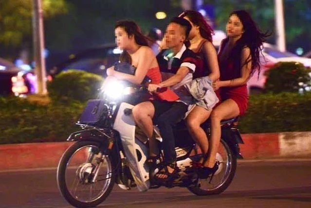 Mức phạt đối với hành vi chở 3, 4 trên xe máy