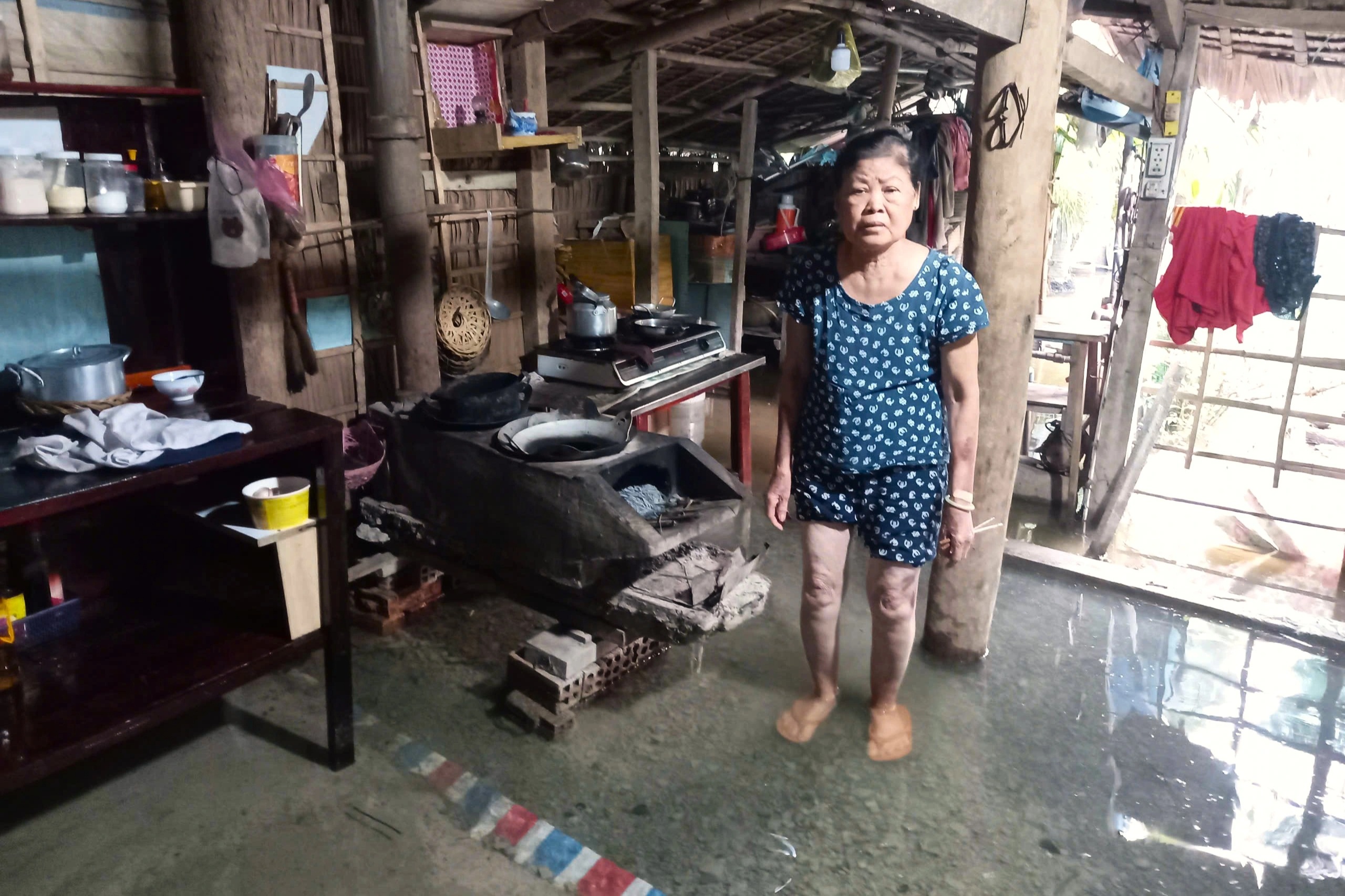 Người dân giật mình vì triều cường ngập nhà giữa mùa khô