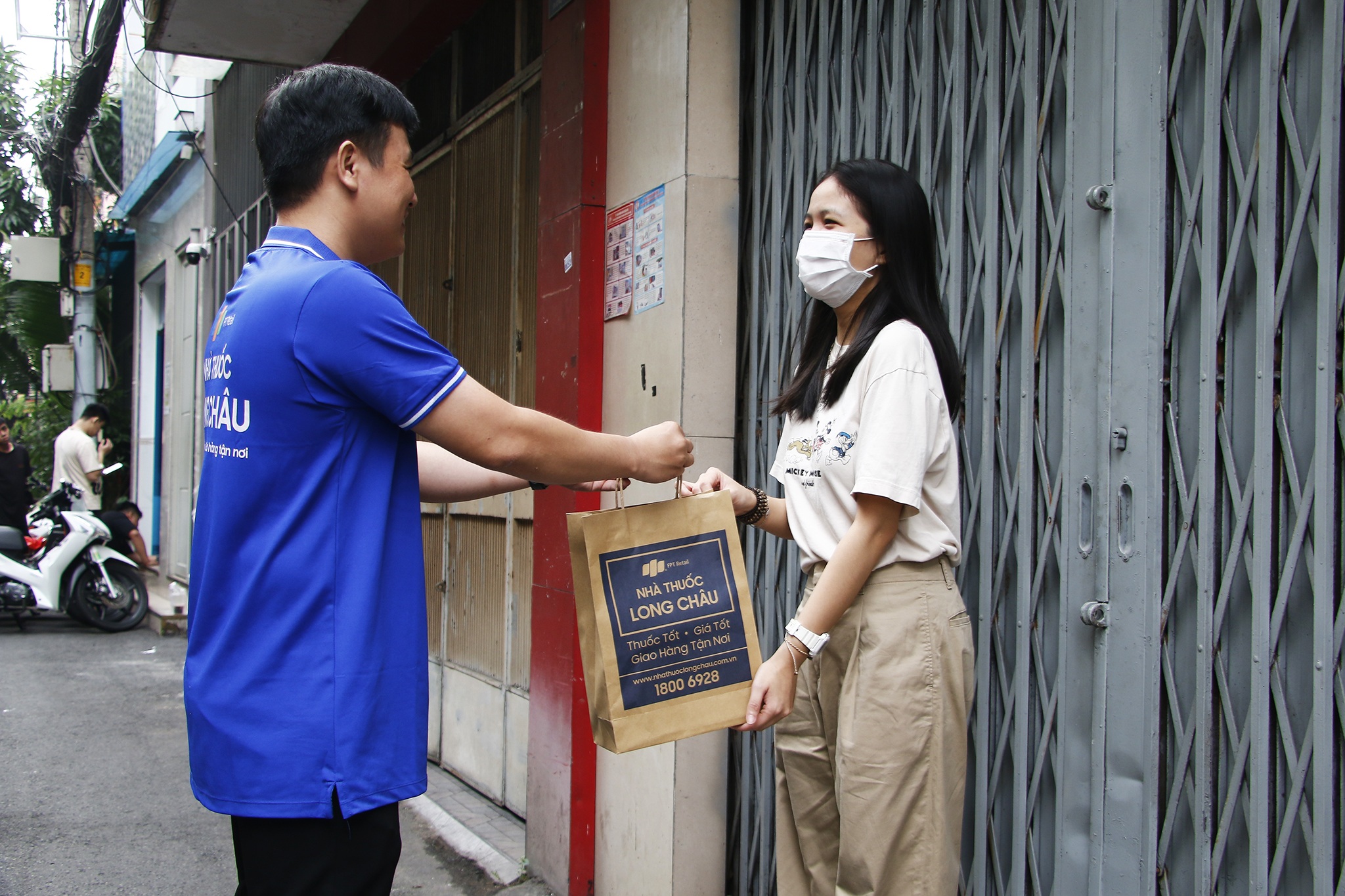 Tết đến, FPT Long Châu gửi hàng nghìn món quà hiếu thảo đến gia đình Việt