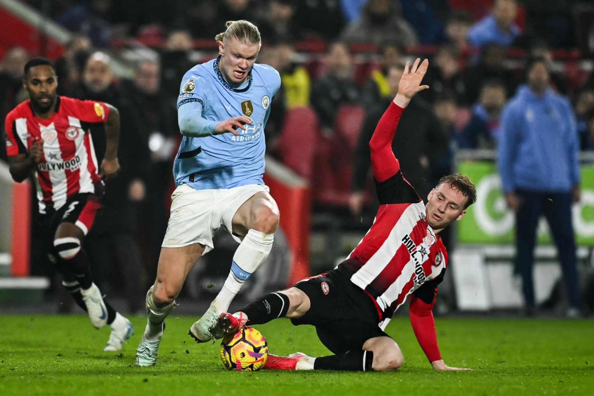 Man City mất chiến thắng đầy cay đắng, Chelsea thoát thua ở phút bù giờ