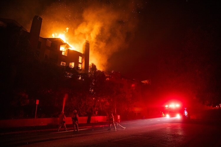Hơn 1.000 tù nhân Mỹ tham gia chữa cháy rừng ở Los Angeles