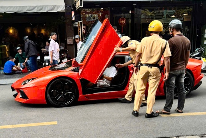 Tài xế có biểu hiện bất thường, cố thủ trên siêu xe Lamborghini ở TPHCM