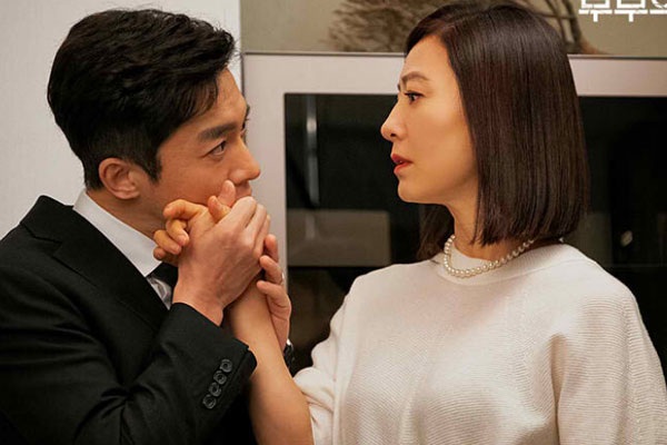 Chồng ngoại tình với nữ đồng nghiệp nhưng người trả giá... lại là tôi