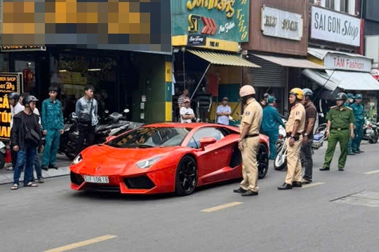 Tài xế Lamborghini bị đột quỵ trên đường ở TPHCM