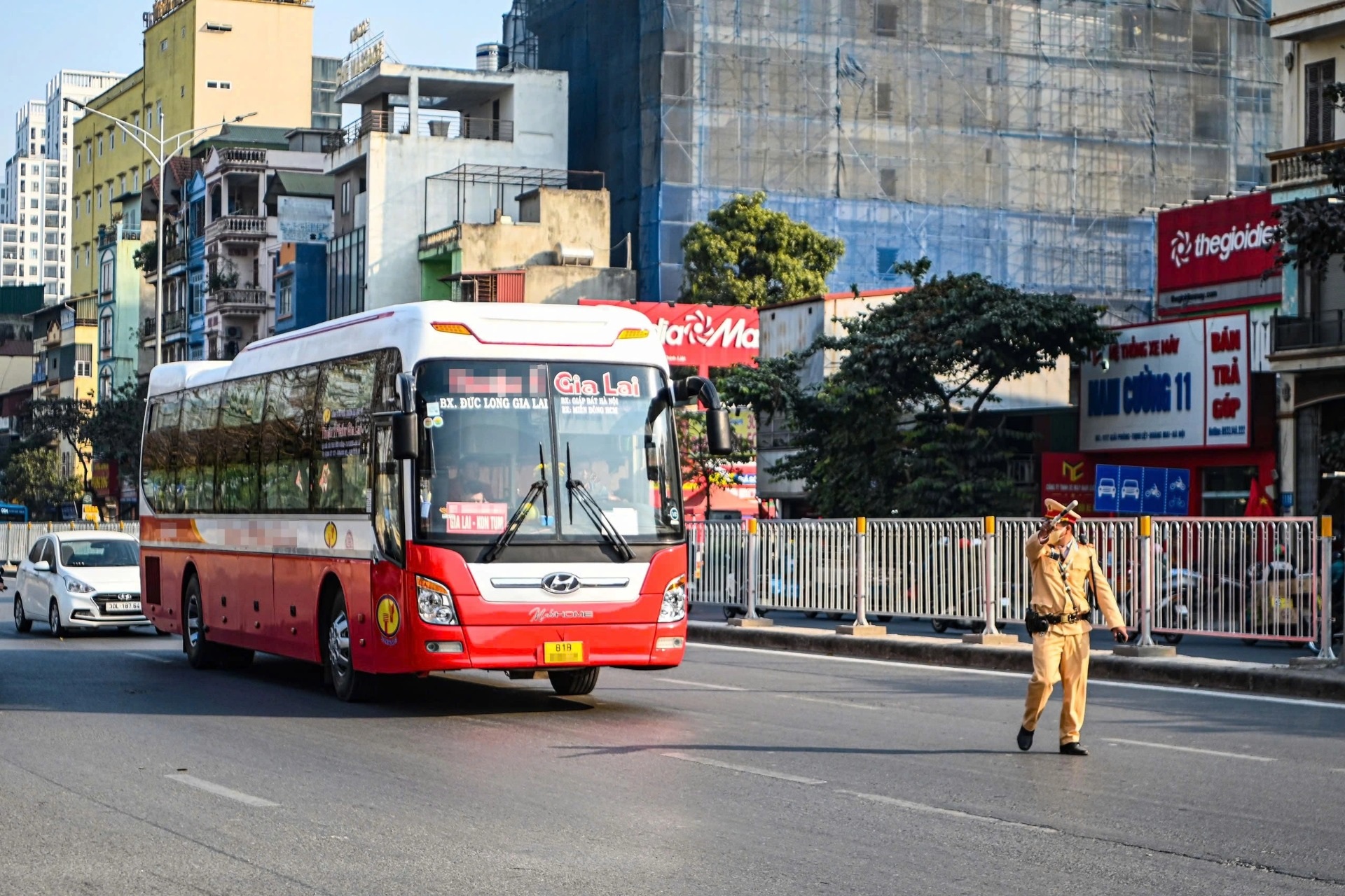 Hàng loạt tài xế xe khách chạy "rùa bò", gây ùn tắc bị cảnh sát xử lý