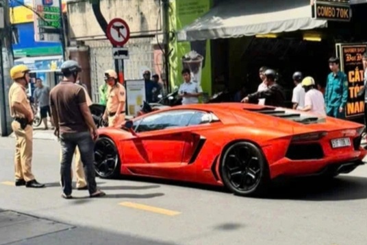 Nguyên nhân tài xế lái siêu xe Lamborghini dừng giữa đường ở TPHCM