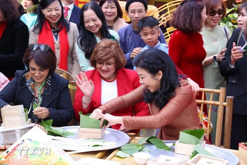 Phu nhân Tổng Bí thư Tô Lâm và các nữ Đại sứ trổ tài gói bánh chưng
