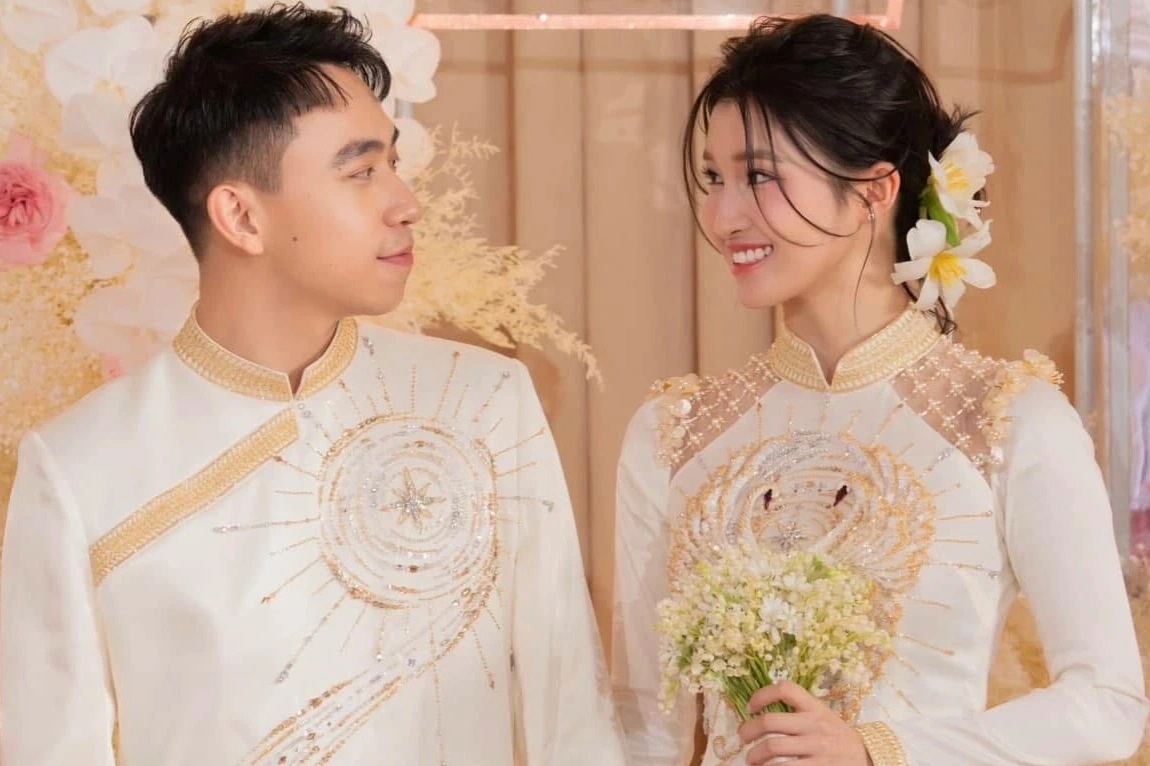 Á hậu Phương Nhi diện áo dài đính hơn 200 viên đá Swarovski trong lễ ăn hỏi