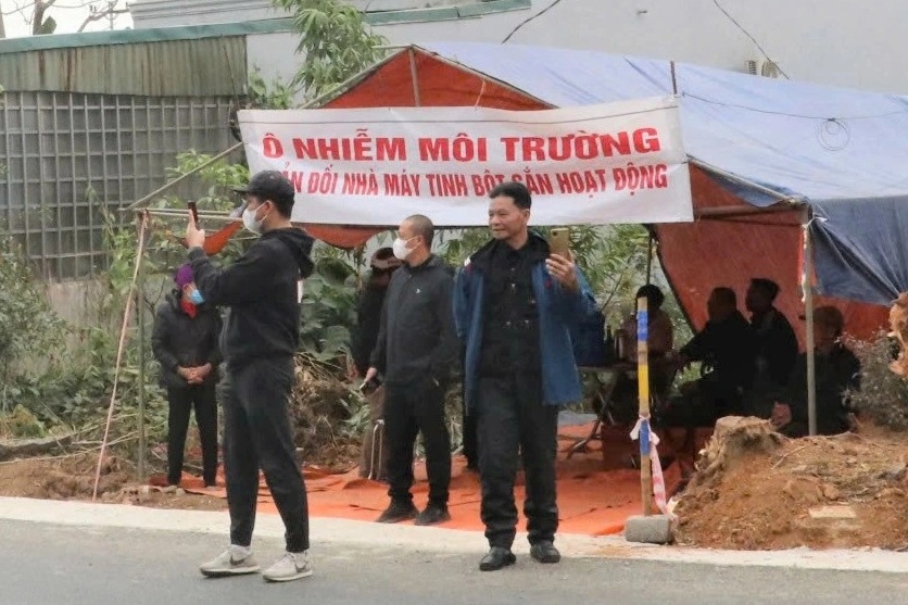 Vụ dân dựng lều canh ô nhiễm: Huyện yêu cầu nhà máy dừng sản xuất