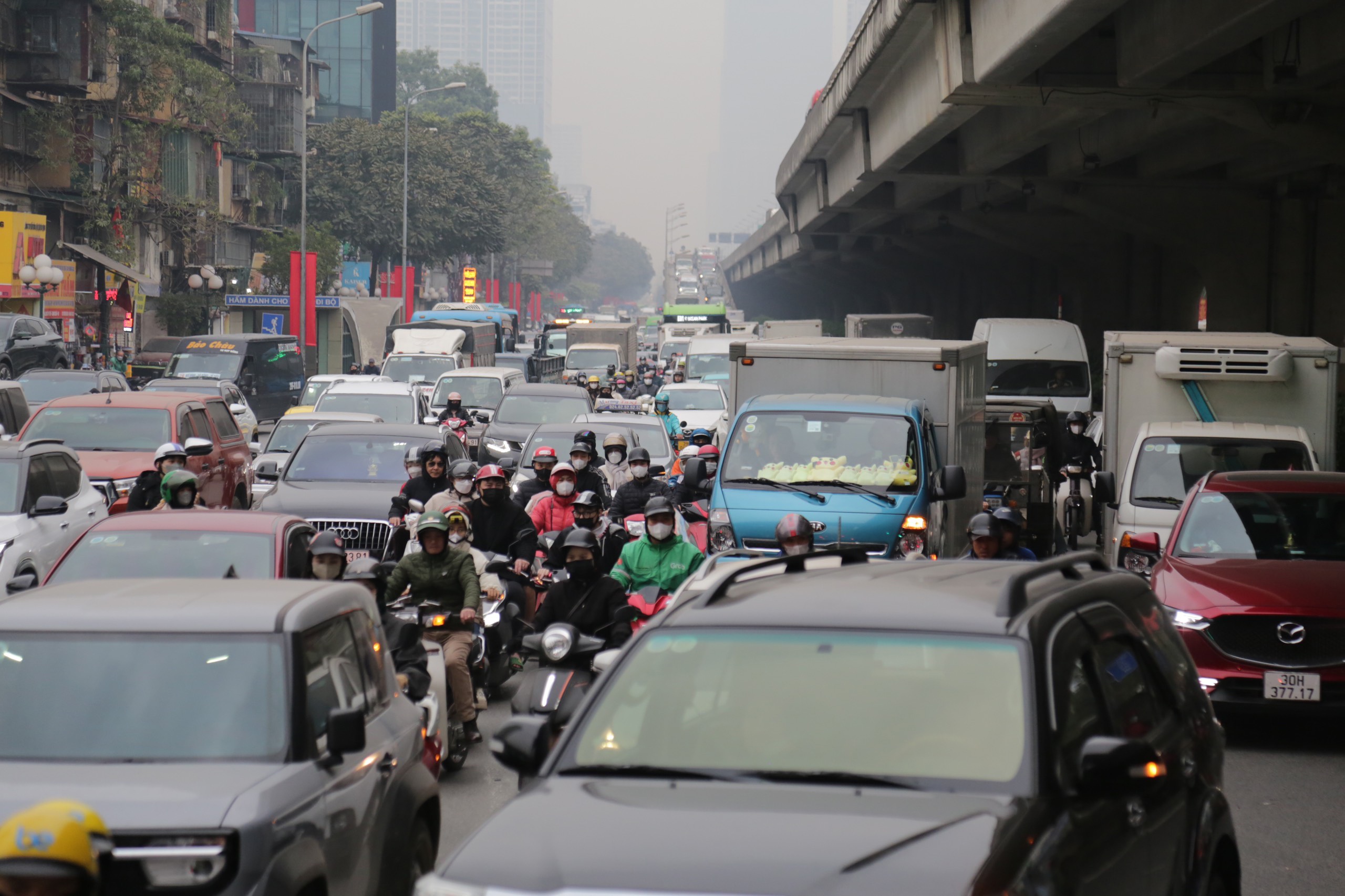 Phân luồng nút giao Khuất Duy Tiến: Ùn tắc các ngả, thứ 7 vẫn đi làm muộn