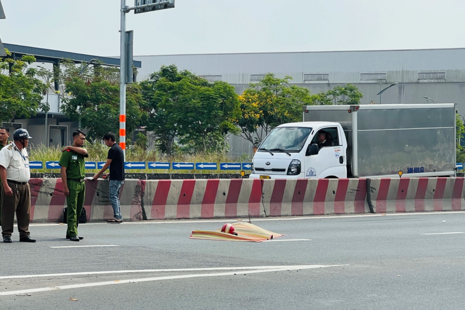 Người đàn ông tử vong bất thường dưới dốc cầu ở TPHCM