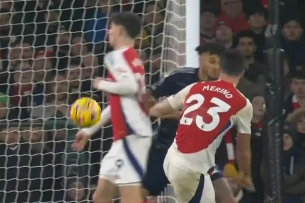Tranh cãi nảy lửa quyết định khiến Arsenal mất chiến thắng