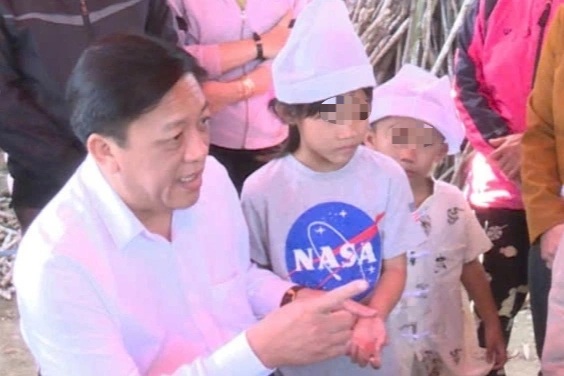 Lật thuyền khi chở cỏ, vợ chồng cùng tử vong