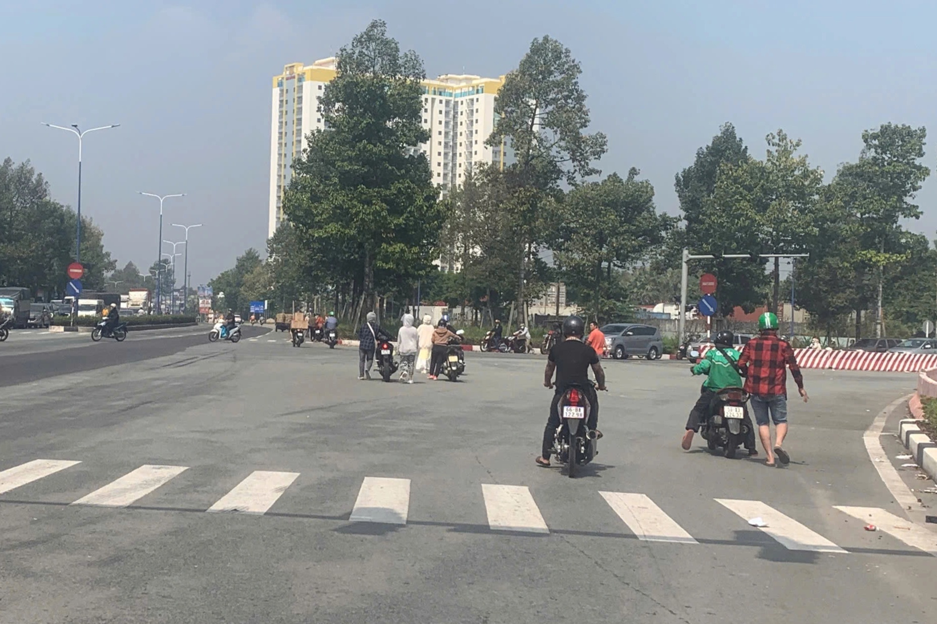 Đèn tín hiệu ở Bình Dương lại gặp sự cố, nhiều người dắt xe qua giao lộ