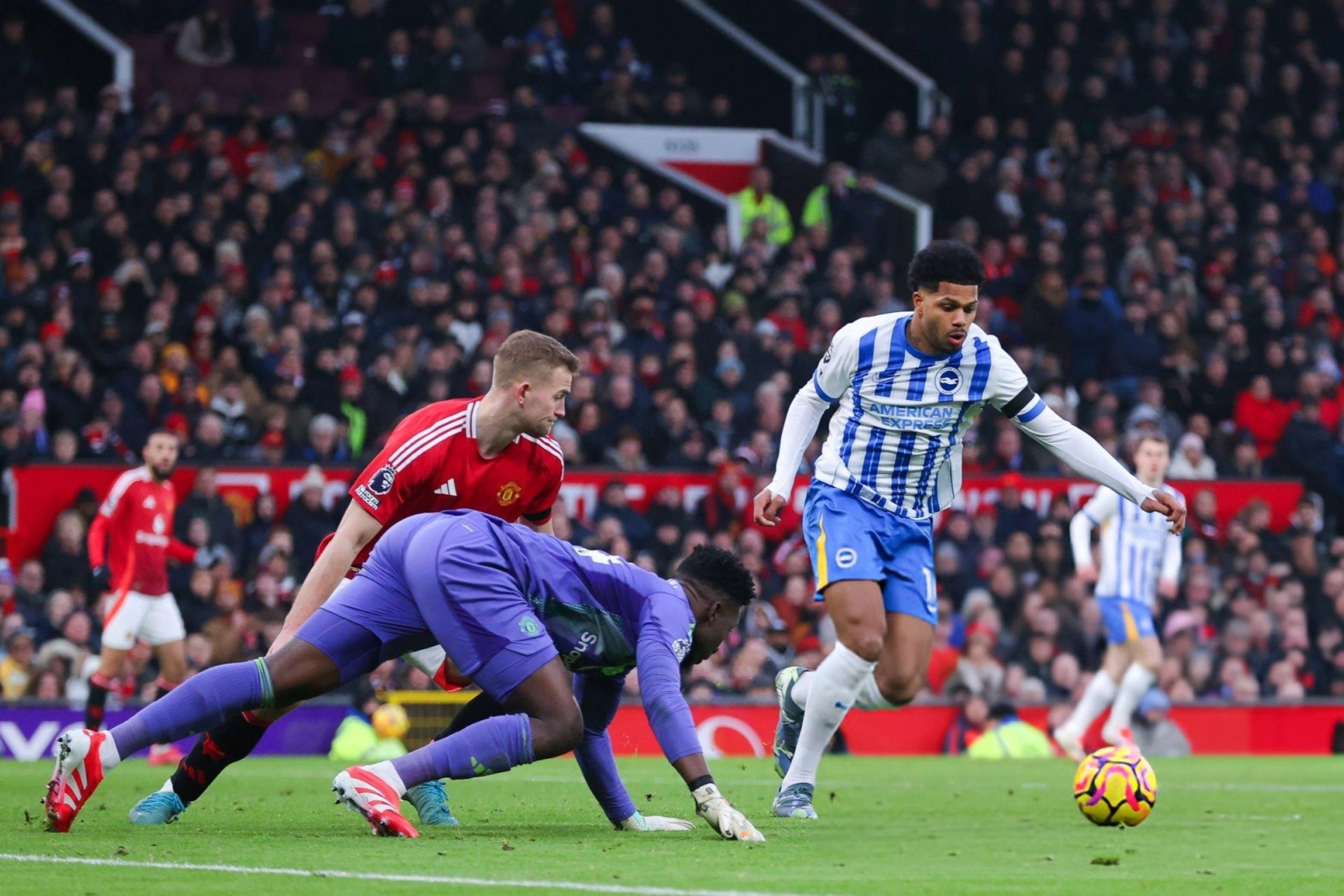 Man Utd 1-3 Brighton (hiệp 2): Onana mắc sai lầm