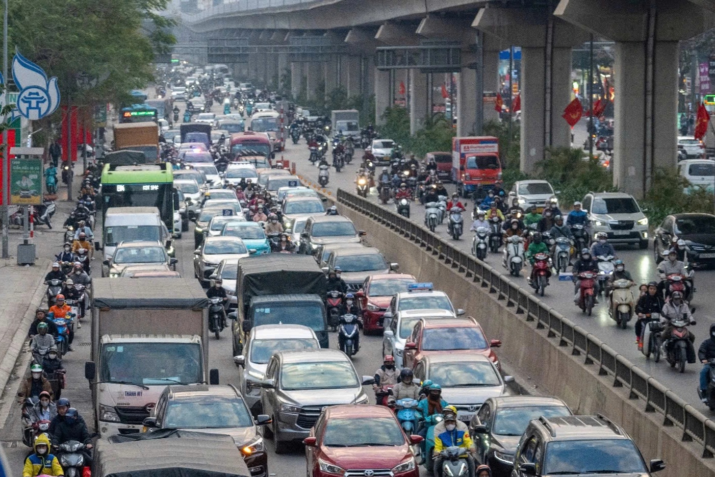 Đi ô tô sai làn đường có thể bị phạt tới 6 triệu đồng