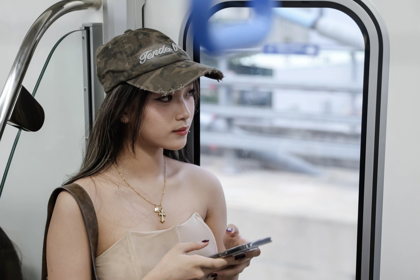 Giới trẻ diện áo dài đi Metro số 1 trong ngày miễn phí vé cuối cùng