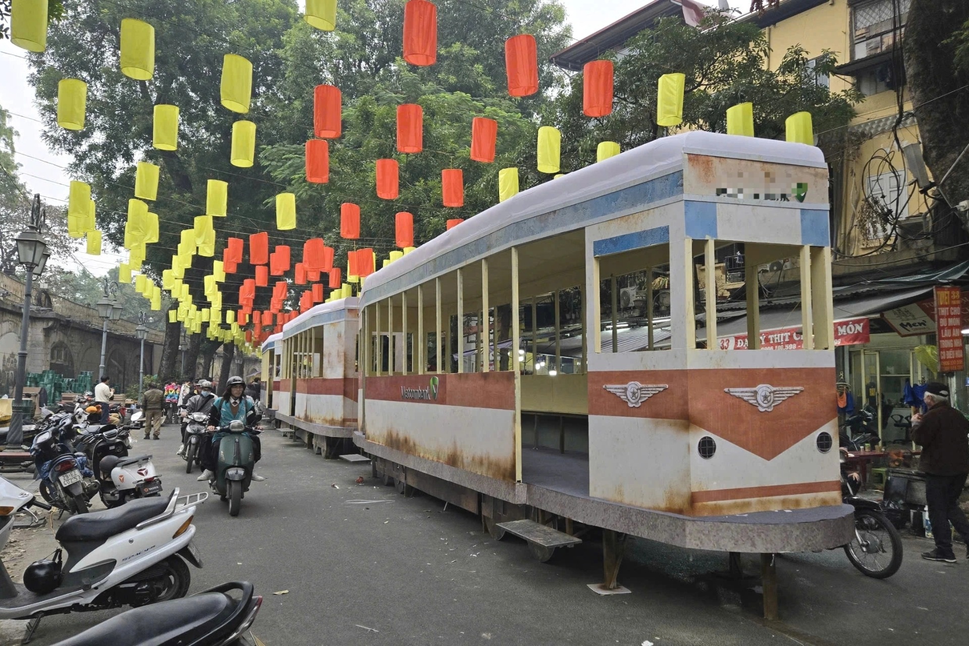 Phục dựng toa tàu điện cũ Hà Nội nhân dịp Tết tại phố Phùng Hưng