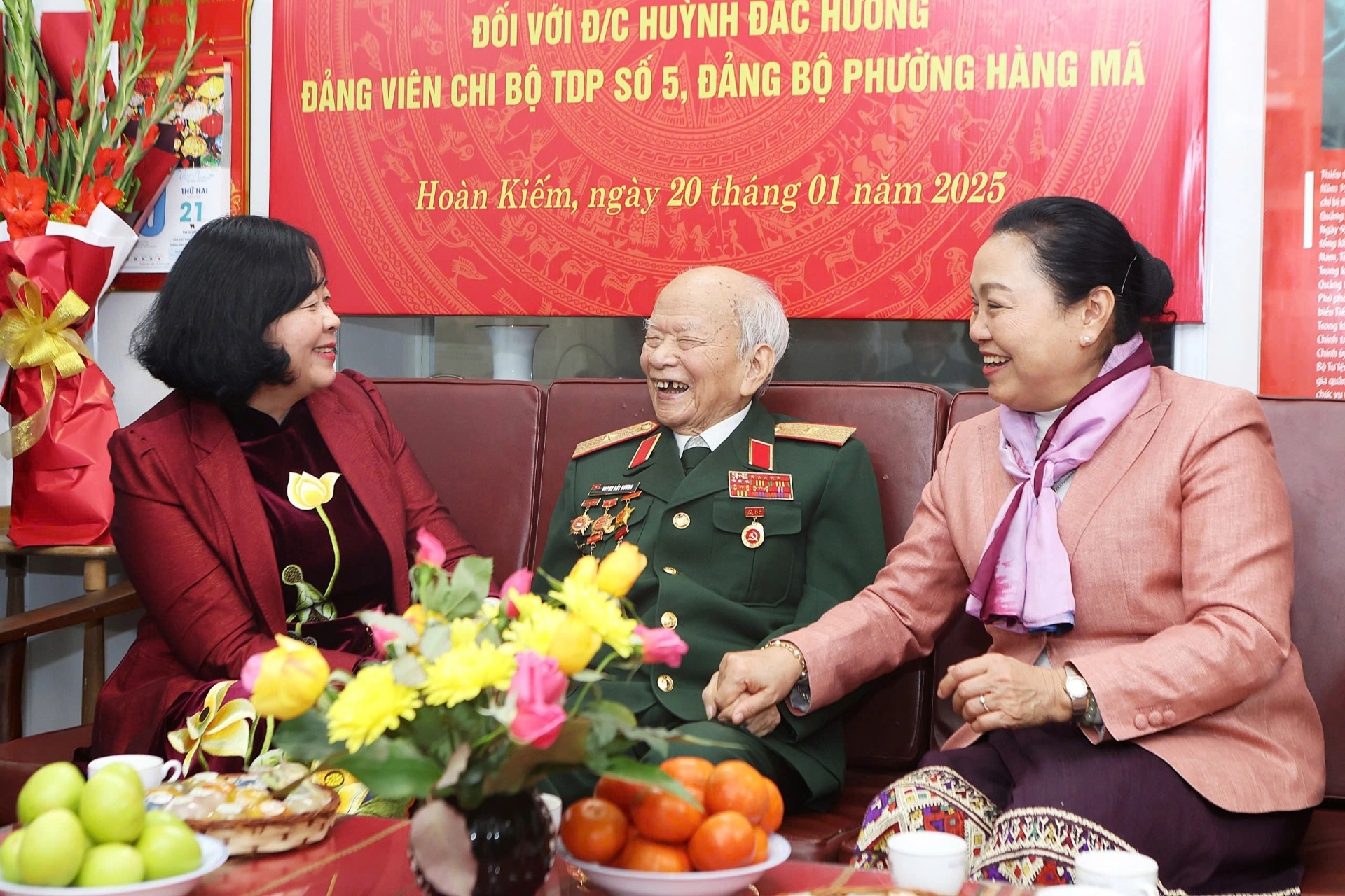 Hà Nội trao huy hiệu 85 năm tuổi Đảng cho Thiếu tướng Huỳnh Đắc Hương