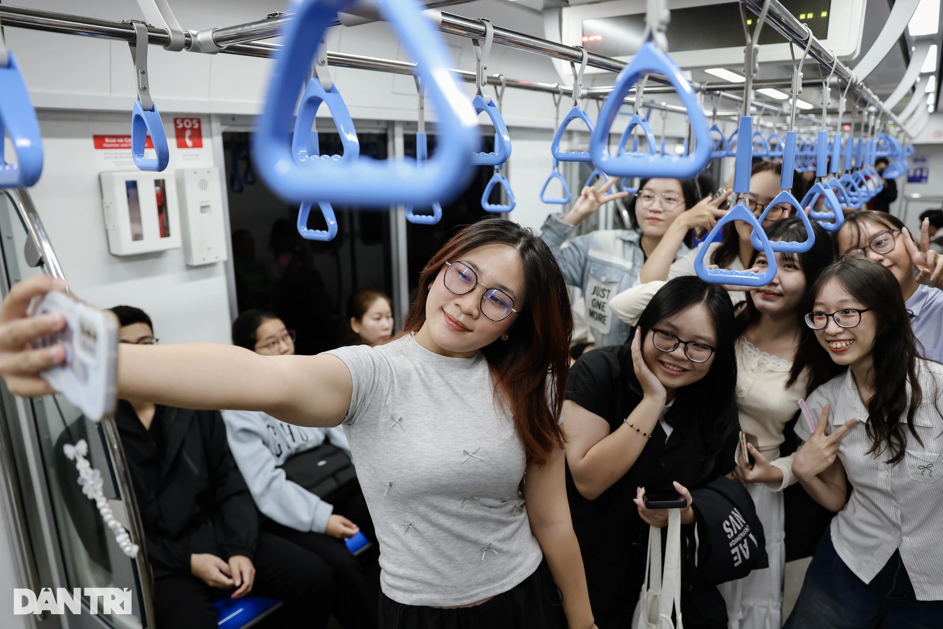 Nhân viên, sinh viên chọn metro để đi học, đi làm trong ngày đầu thu phí