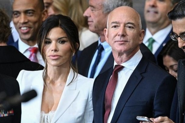 Bạn gái tỷ phú Jeff Bezos mặc gợi cảm trong lễ nhậm chức của ông Trump