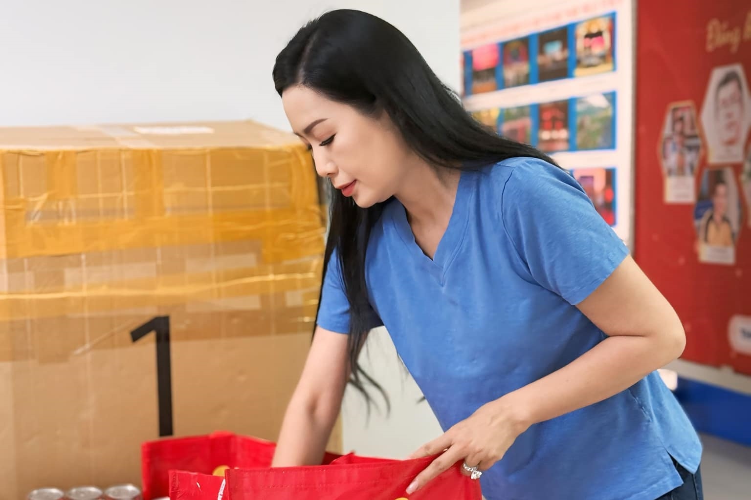NSND Trịnh Kim Chi tặng quà Tết cho người nghèo dịp cuối năm