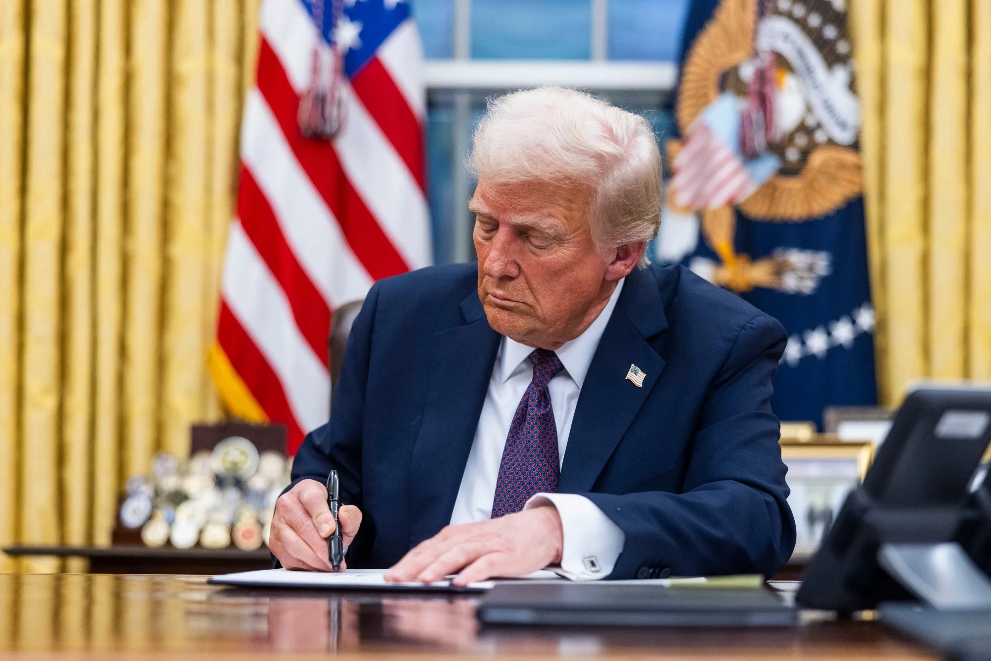 Sức mạnh của các sắc lệnh hành pháp ông Trump ký ngay sau nhậm chức