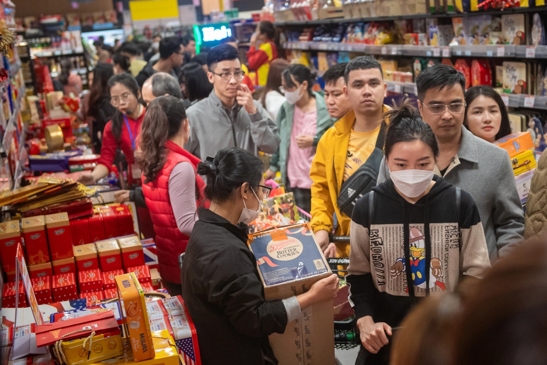 Các siêu thị, phố bánh kẹo ở Hà Nội chật kín người mua sắm Tết