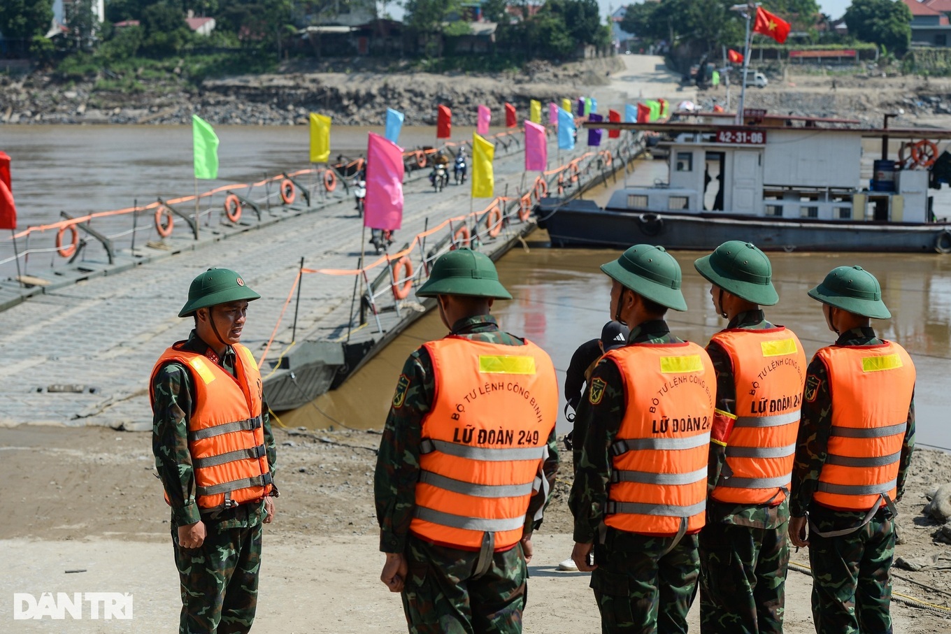 Cầu phao Phong Châu ở Phú Thọ hoạt động xuyên đêm giao thừa