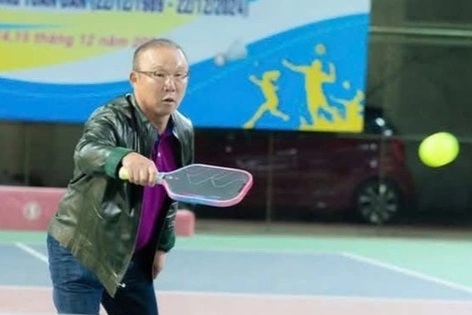 HLV Park Hang Seo gây sốt khi chơi pickleball, được học trò hẹn thi đấu