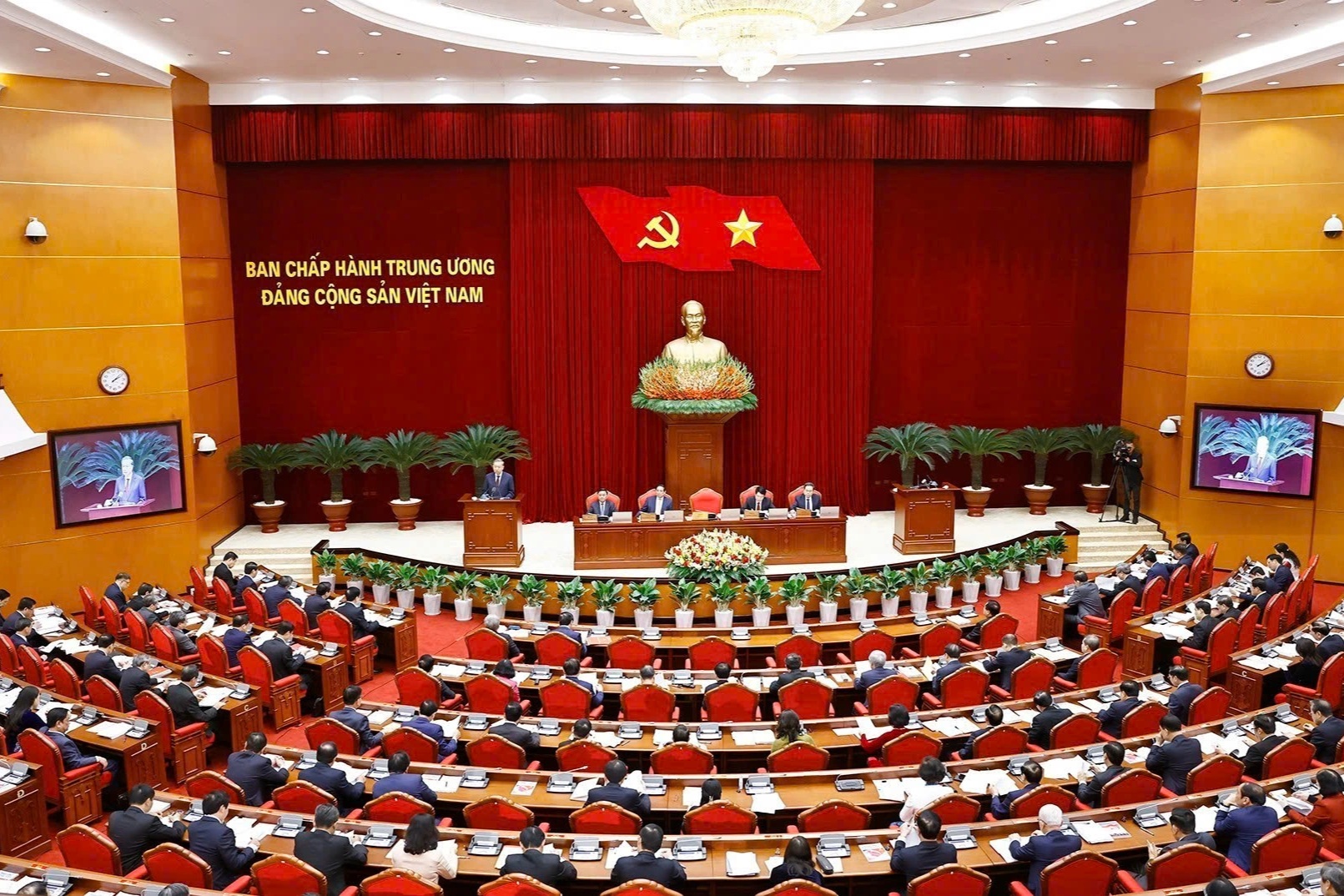 Bộ Chính trị ra quy định bảo vệ người đấu tranh chống tham nhũng, tiêu cực