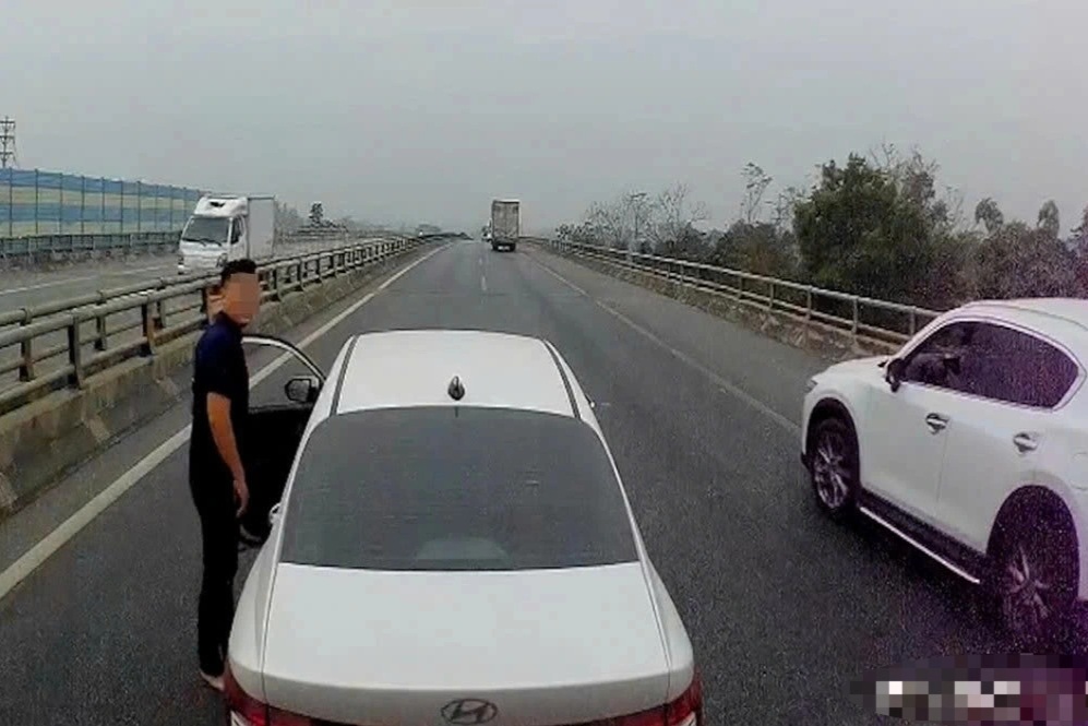 Ô tô con liên tục tạt đầu xe khách trên cao tốc Nội Bài - Lào Cai