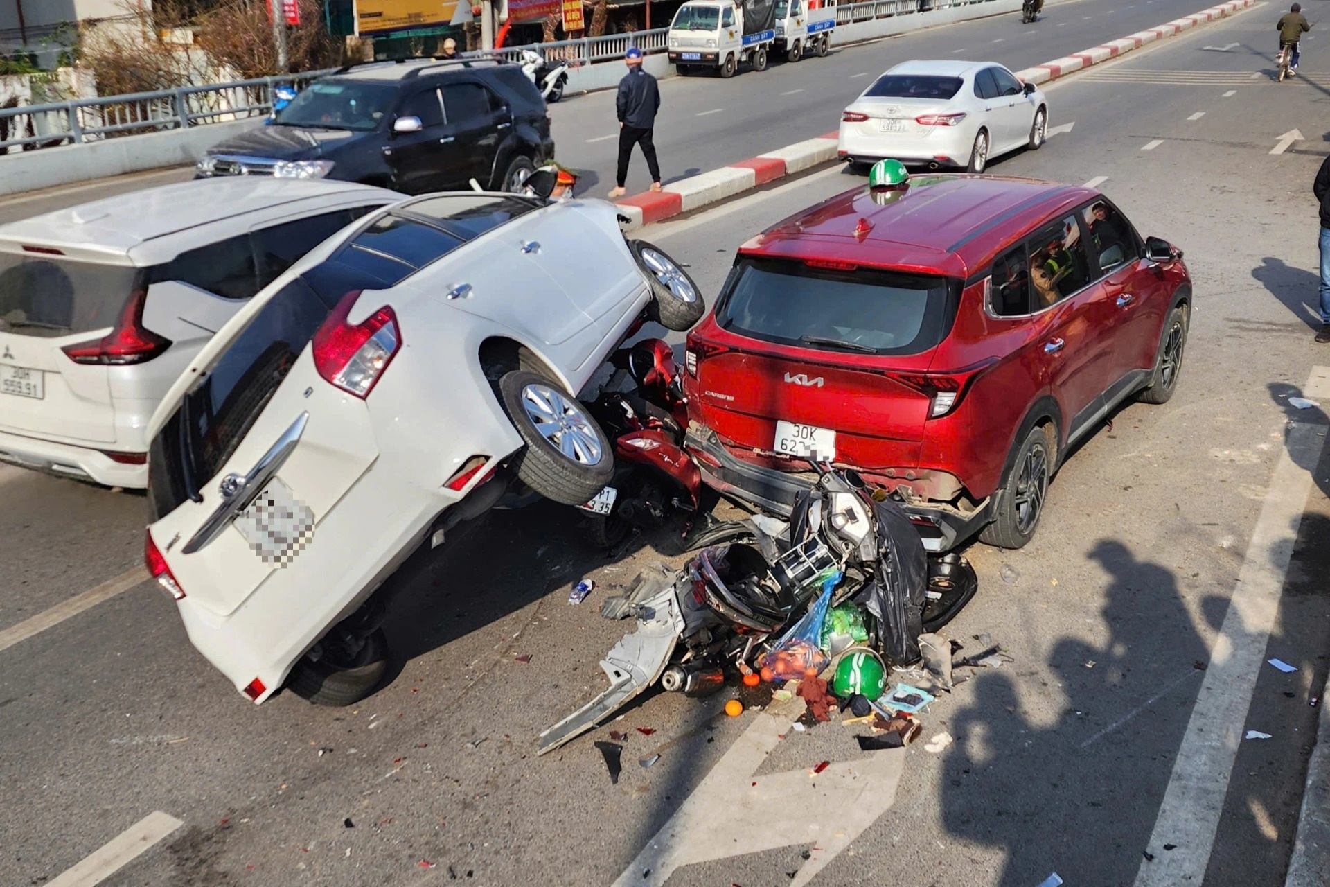 Hà Nội: Va chạm liên hoàn gần cổng chợ hoa Quảng An, 3 người bị thương